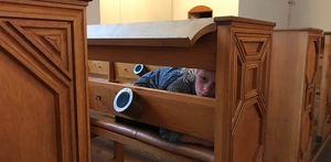 Gemmeleg i kirken
